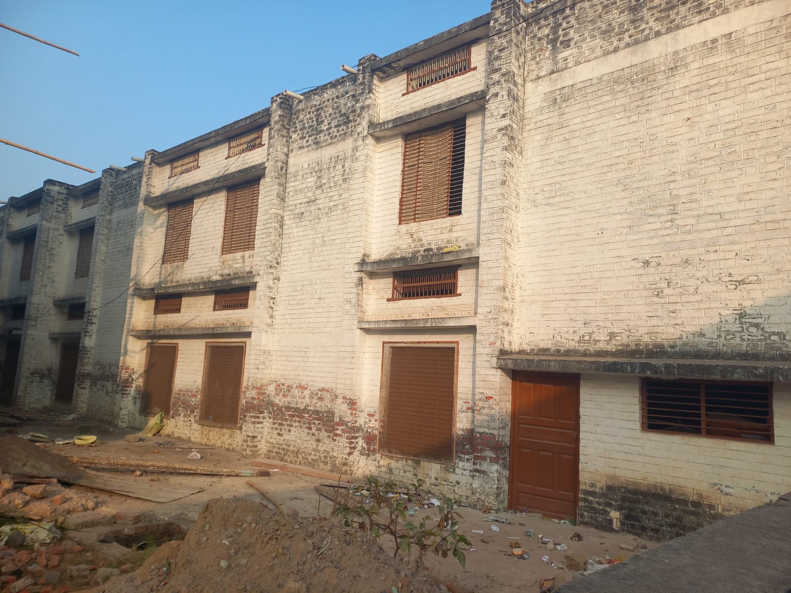 20jjrp18- पीएमश्री कन्या स्कूल में खिड़की की खराब हालत। संवाद 20jjrp18- पीएमश्री कन्या स्कूल में खिड़की की खराब हालत। संवाद