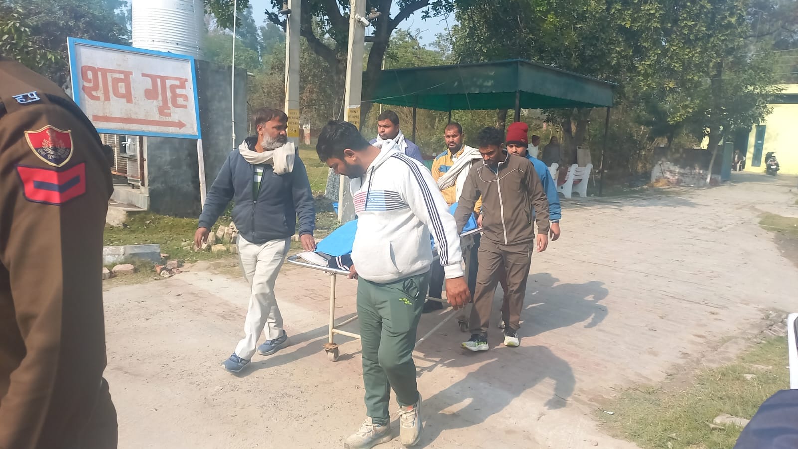 20jjrp19 - सिविल अस्पताल में चिकित्सकों से बात करते पुलिस कर्मचारी। संवाद