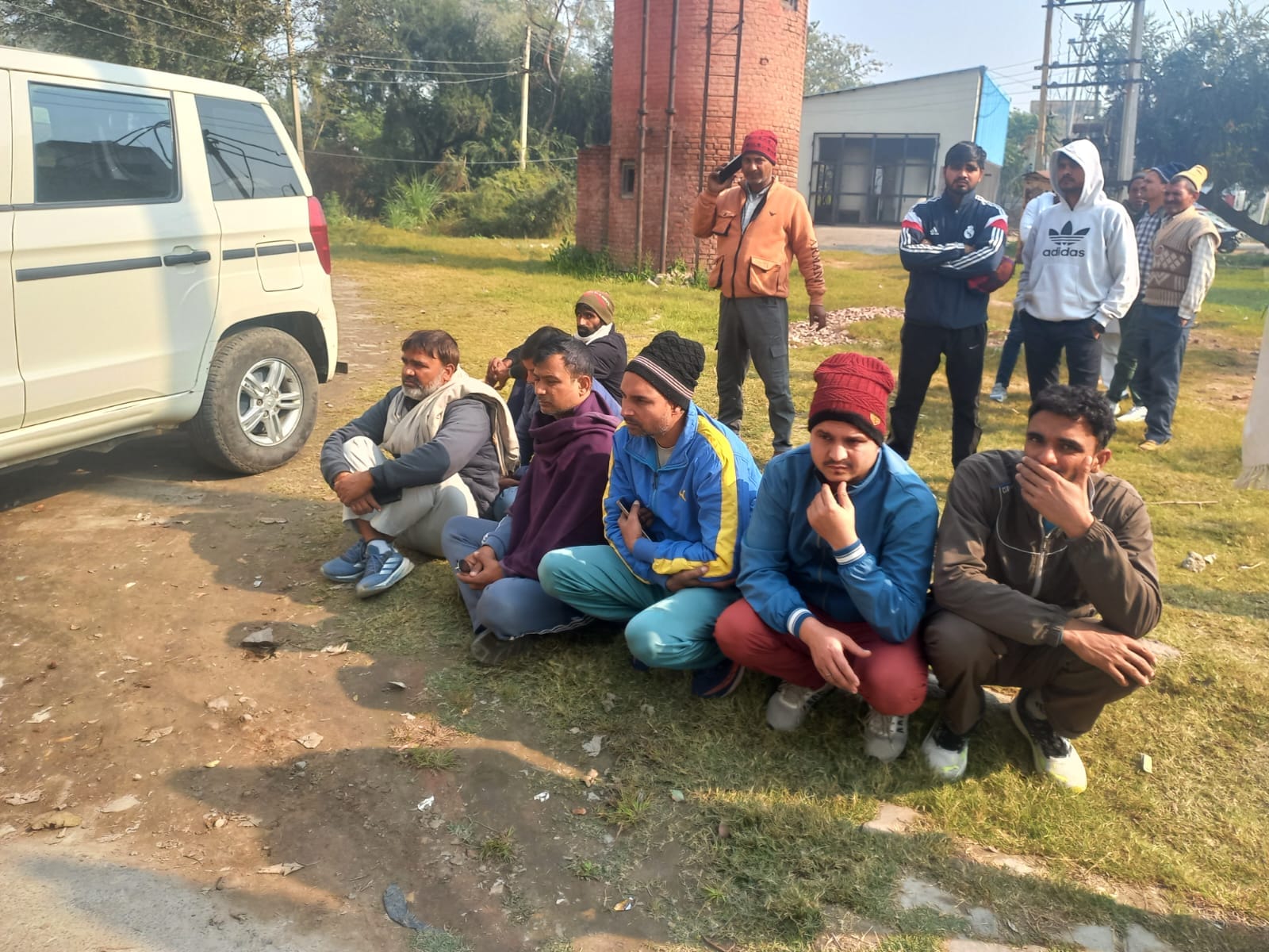 20jjrp19 - सिविल अस्पताल में चिकित्सकों से बात करते पुलिस कर्मचारी। संवाद