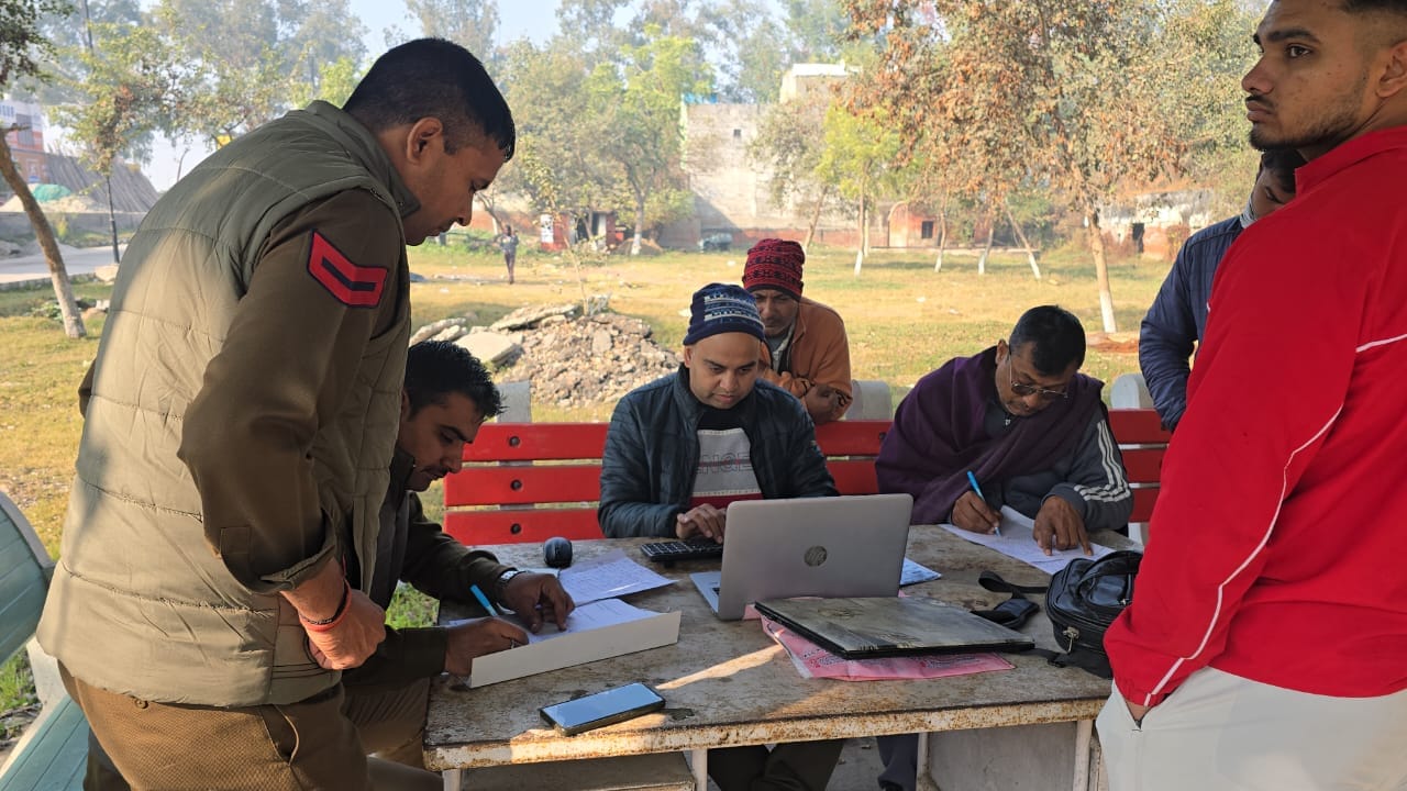 20jjrp19 - सिविल अस्पताल में चिकित्सकों से बात करते पुलिस कर्मचारी। संवाद