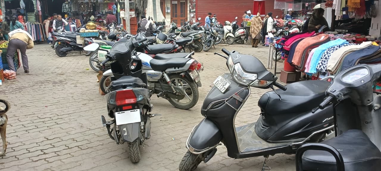 21kht_2_सर्राफा बाजार में दुकानों के बाहर खड़े वाहन