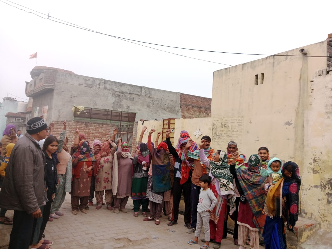 21kht_33_गांव रोहेड़ा में सरकार के खिलाफ प्रदर्शन करते हुए मनरेगा मजदूर