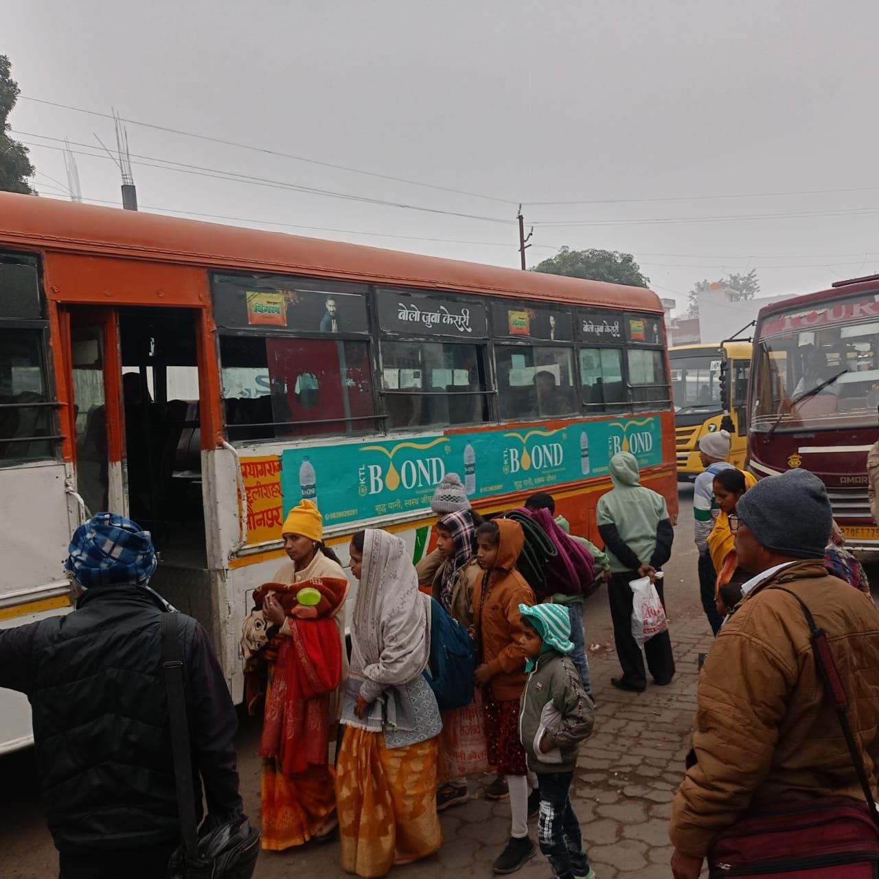 28 सीकेटीपी-13- परिचय- शहर के शंकर बाजार में कोहरे के चलते लाइट जलाकर गुजरते वाहन । संवाद