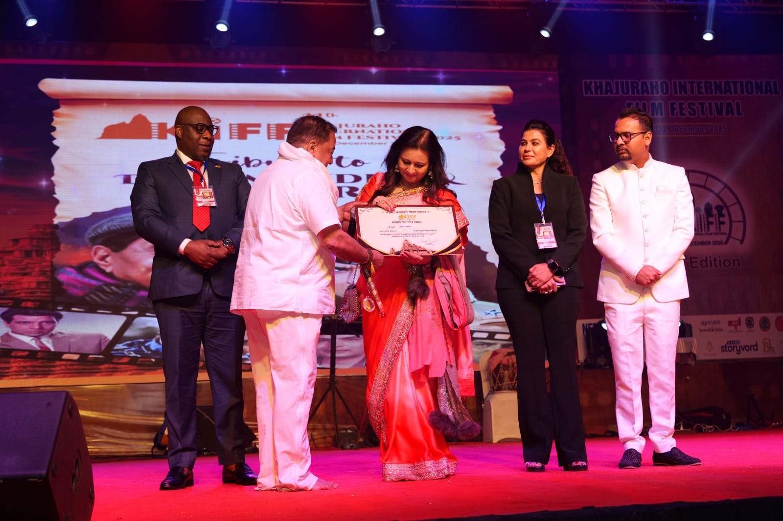 28 सीकेटीपी-6- परिचय- खजुराहो फिल्म फेस्टिवल में मंच से बुंदेली गीत संगीत प्रस्तुत करतीं कलाकार 28 सीकेटीपी-6- परिचय- खजुराहो फिल्म फेस्टिवल में मंच से बुंदेली गीत संगीत प्रस्तुत करतीं कलाकार