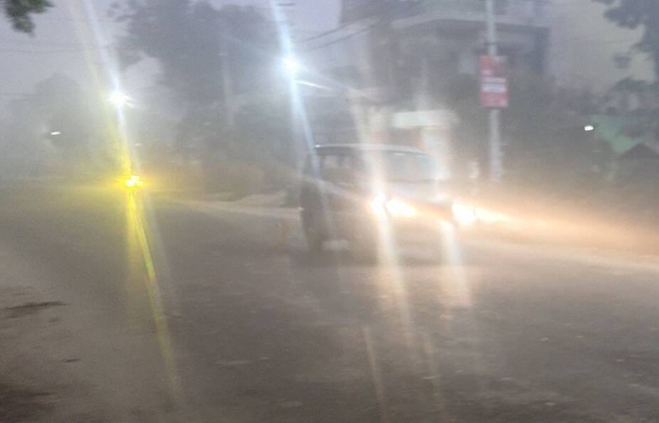 भोपा में कोहरे के दौरानन मार्ग से गुजरते वाहन। संवाद