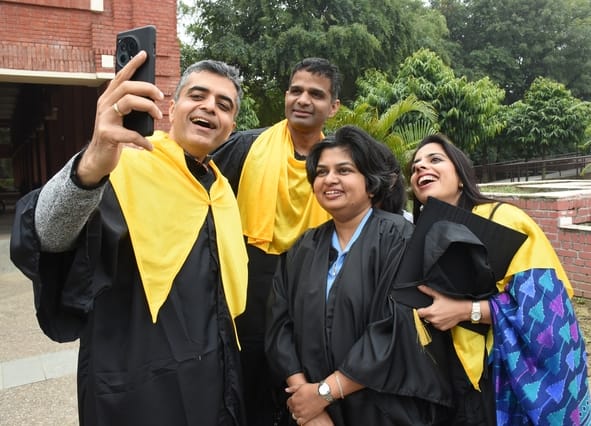 भारतीय प्रबंधन संस्थान (आईआईएम) में चल रहे तीन दिवसीय पूर्व छात्र पुनर्मिलन समारोह में शनिवार क भारतीय प्रबंधन संस्थान (आईआईएम) में चल रहे तीन दिवसीय पूर्व छात्र पुनर्मिलन समारोह में शनिवार क