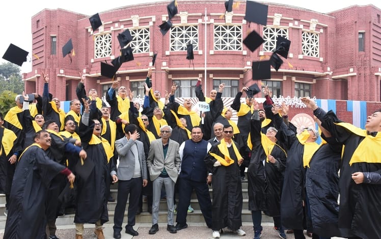 भारतीय प्रबंधन संस्थान (आईआईएम) में चल रहे तीन दिवसीय पूर्व छात्र पुनर्मिलन समारोह में शनिवार क भारतीय प्रबंधन संस्थान (आईआईएम) में चल रहे तीन दिवसीय पूर्व छात्र पुनर्मिलन समारोह में शनिवार क