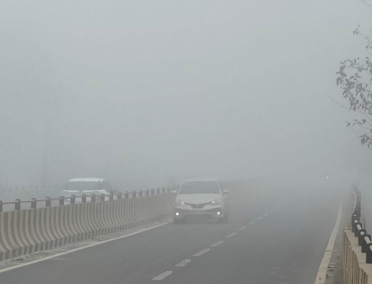 भाड़ावास मार्ग पर सुबह 9 बजे छाई धुंध। ंसंवाद