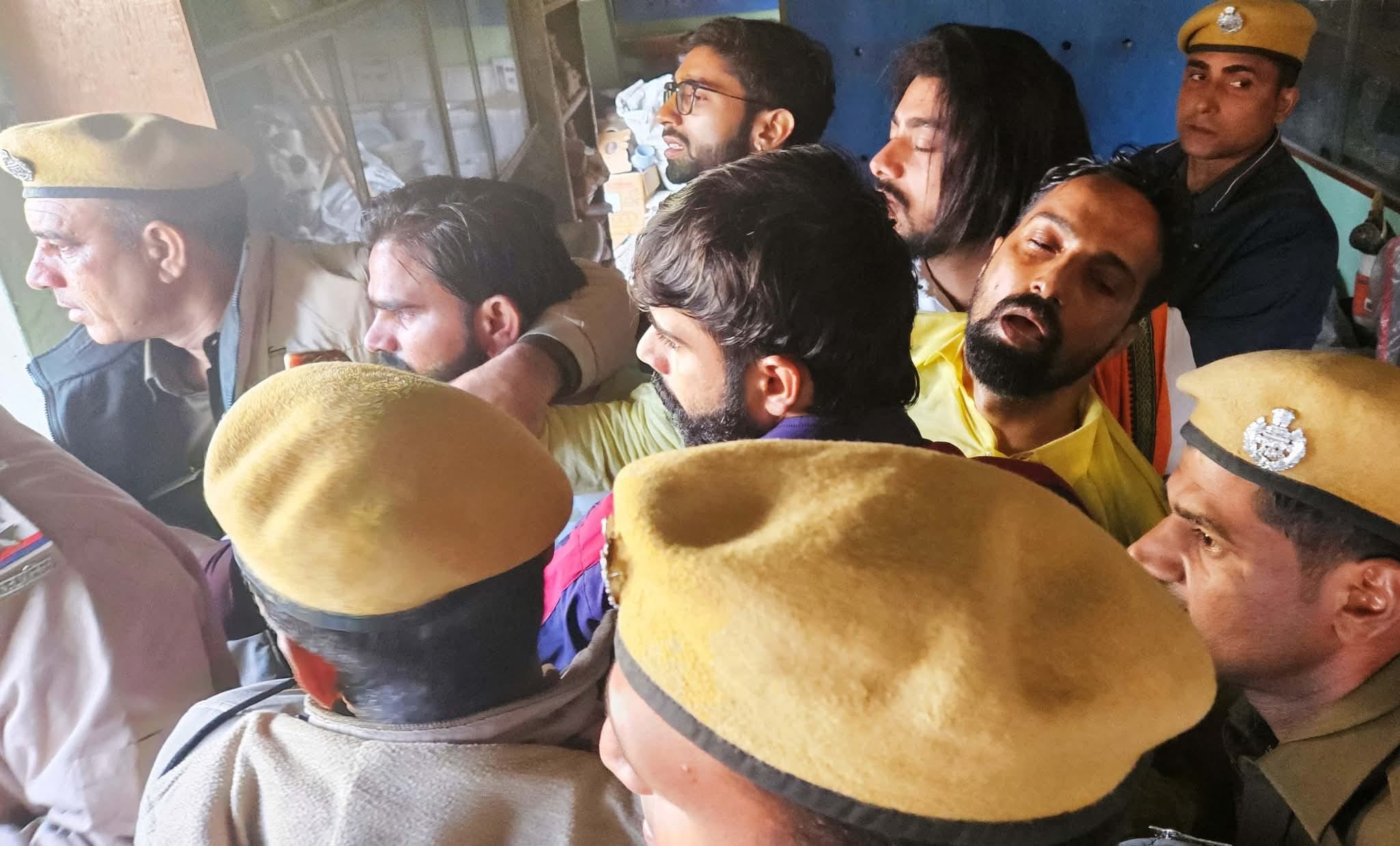 चुनावी प्रक्रिया के दौरान युवक द्वारा आत्मदाह की कोशिश।