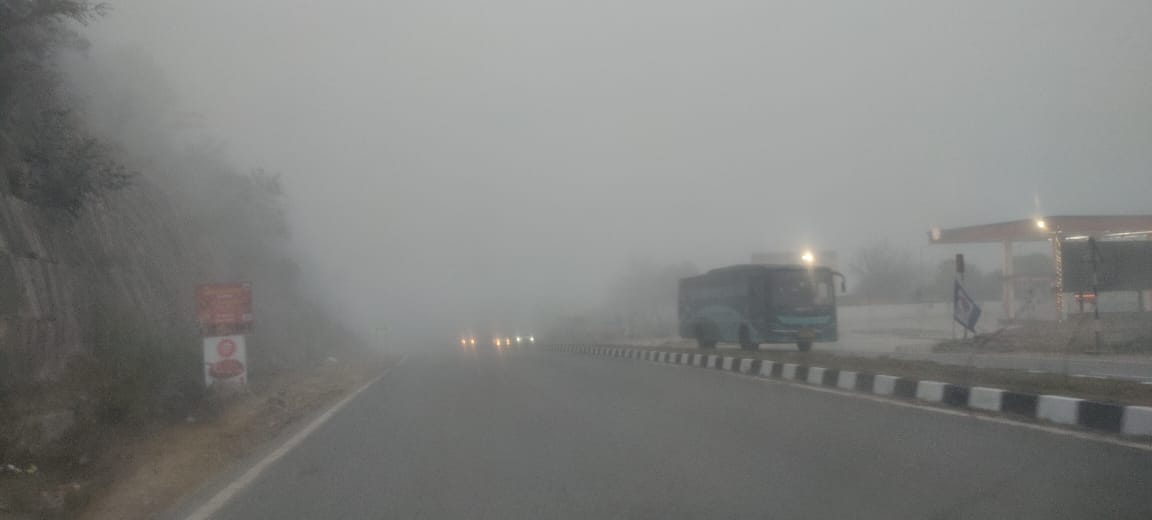 फोरलेन पर छाई धुंध। संवाद