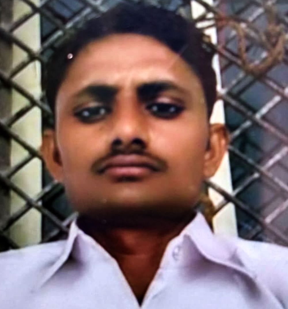 फोटो 21 एमएएचपी 14 परिचय-घटनास्थल पर पड़ी क्षतिग्रस्त बाइक। संवाद