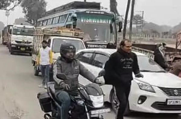 फोटो 21 एमएएचपी 16 परिचय-किड़ारी फाटक के पास स्लीपर बदलने का कार्य करते रेलवे कर्मचारी। संवाद