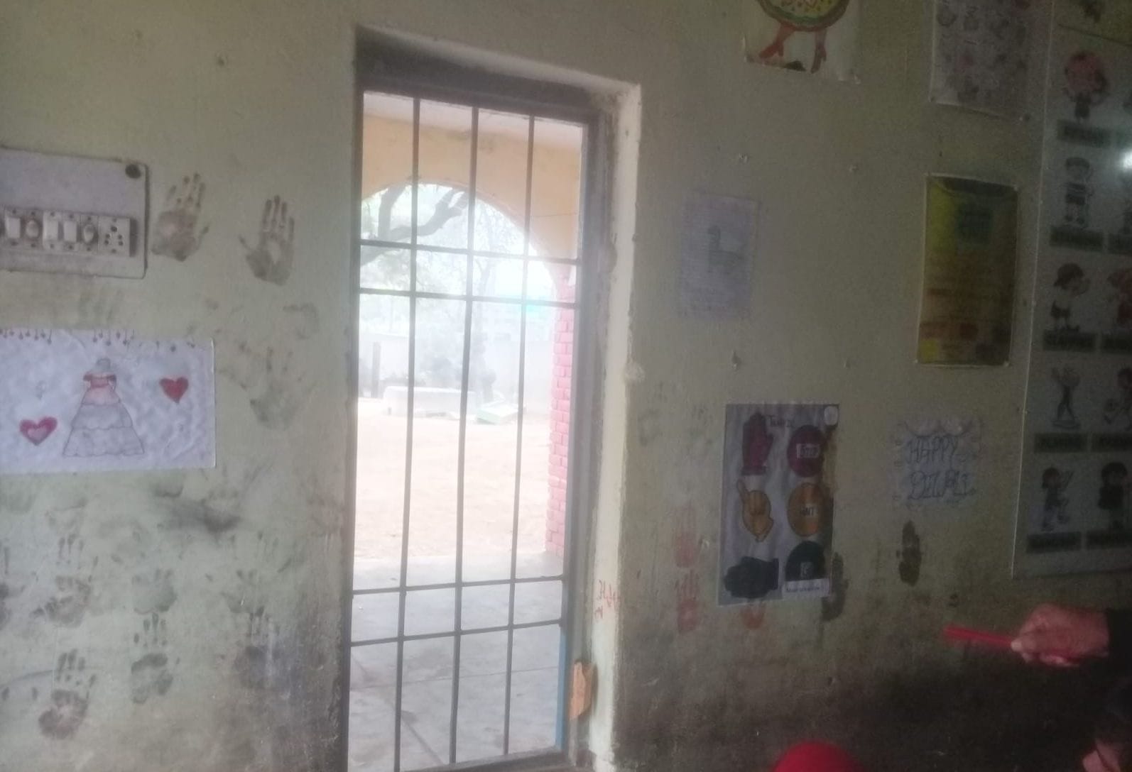 फोटो 24- सोनीपत के गांव ताजपुर स्थित राजकीय प्राथमिक विद्यालय की कक्षा में बिना बिजली व डेस्क फोटो 24- सोनीपत के गांव ताजपुर स्थित राजकीय प्राथमिक विद्यालय की कक्षा में बिना बिजली व डेस्क