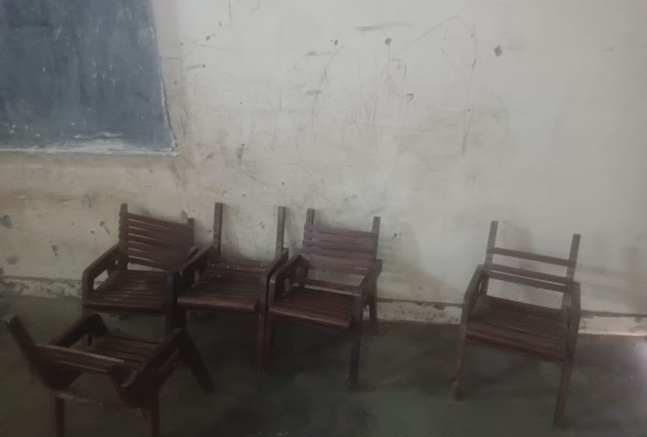 फोटो 24- सोनीपत के गांव ताजपुर स्थित राजकीय प्राथमिक विद्यालय की कक्षा में बिना बिजली व डेस्क फोटो 24- सोनीपत के गांव ताजपुर स्थित राजकीय प्राथमिक विद्यालय की कक्षा में बिना बिजली व डेस्क