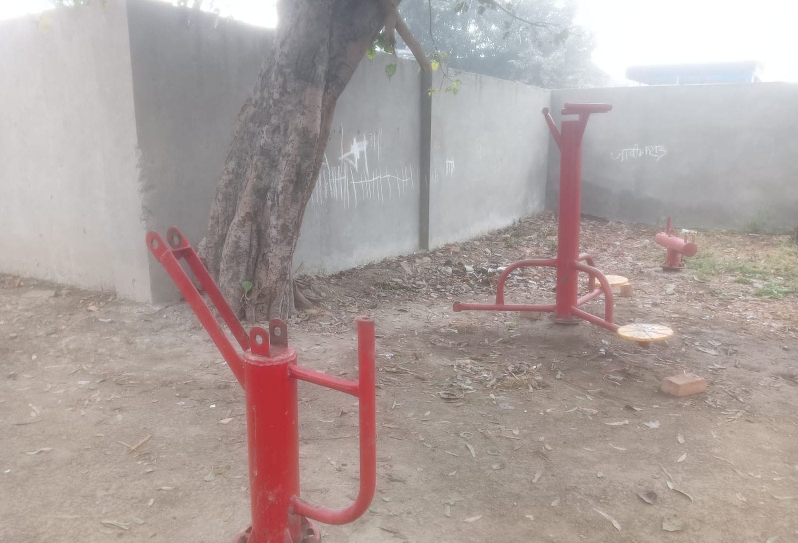 फोटो 24- सोनीपत के गांव ताजपुर स्थित राजकीय प्राथमिक विद्यालय की कक्षा में बिना बिजली व डेस्क फोटो 24- सोनीपत के गांव ताजपुर स्थित राजकीय प्राथमिक विद्यालय की कक्षा में बिना बिजली व डेस्क