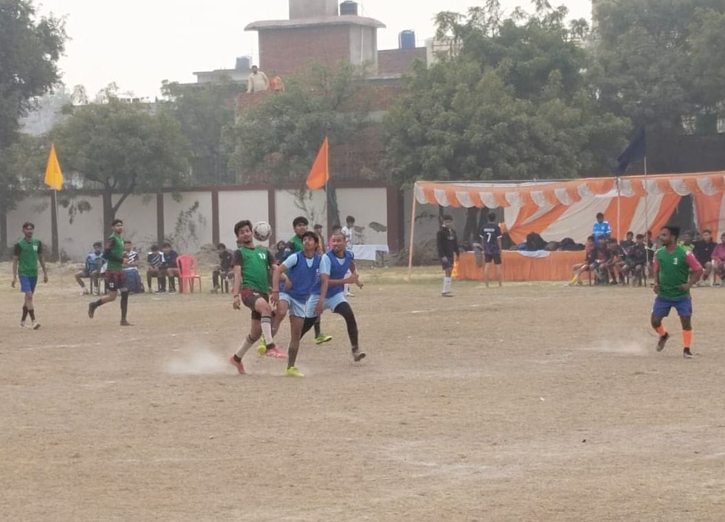 फोटो-28-मैच के दौरान गोल करने का प्रयास करतीं खिलाड़ी। संवाद फोटो-28-मैच के दौरान गोल करने का प्रयास करतीं खिलाड़ी। संवाद