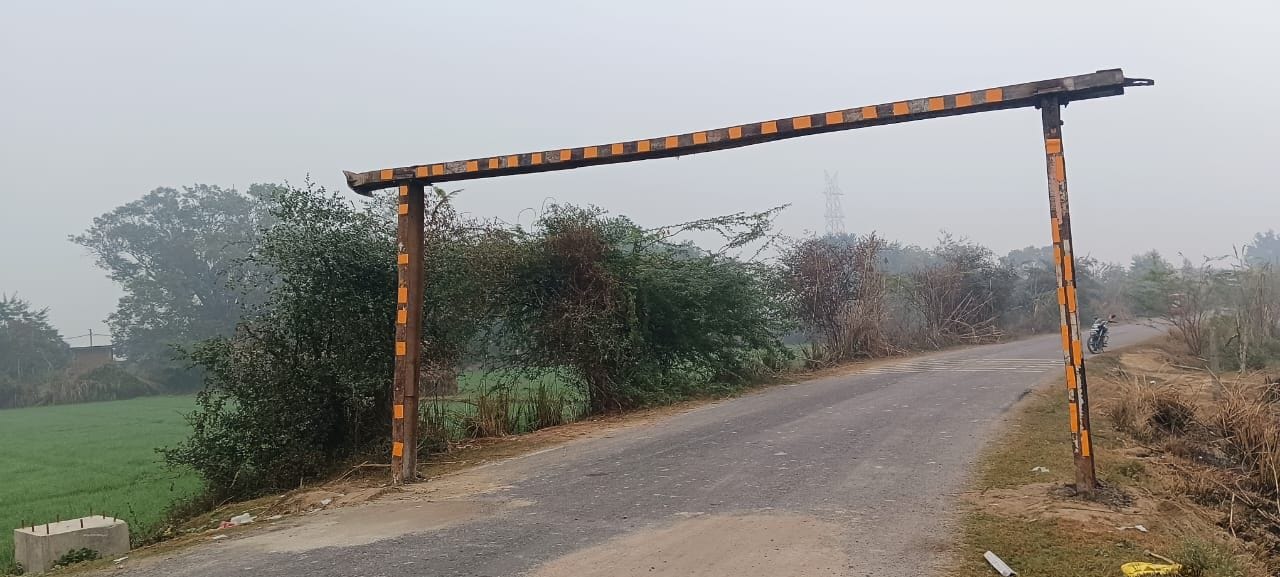 फोटो- 30- दिबियापुर में रात के समय हाइटगेज के लिए होती वेल्डिंग। संवाद