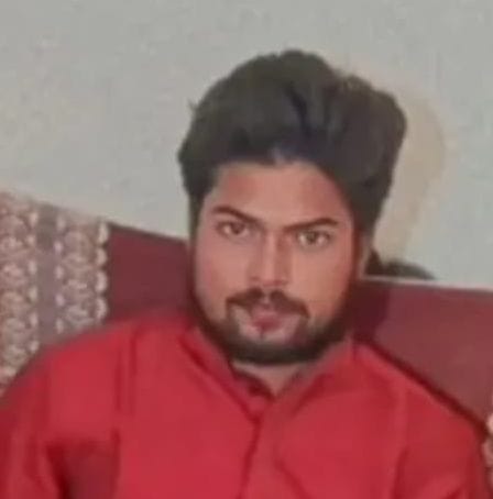 फोटो- 30- दिबियापुर में रात के समय हाइटगेज के लिए होती वेल्डिंग। संवाद