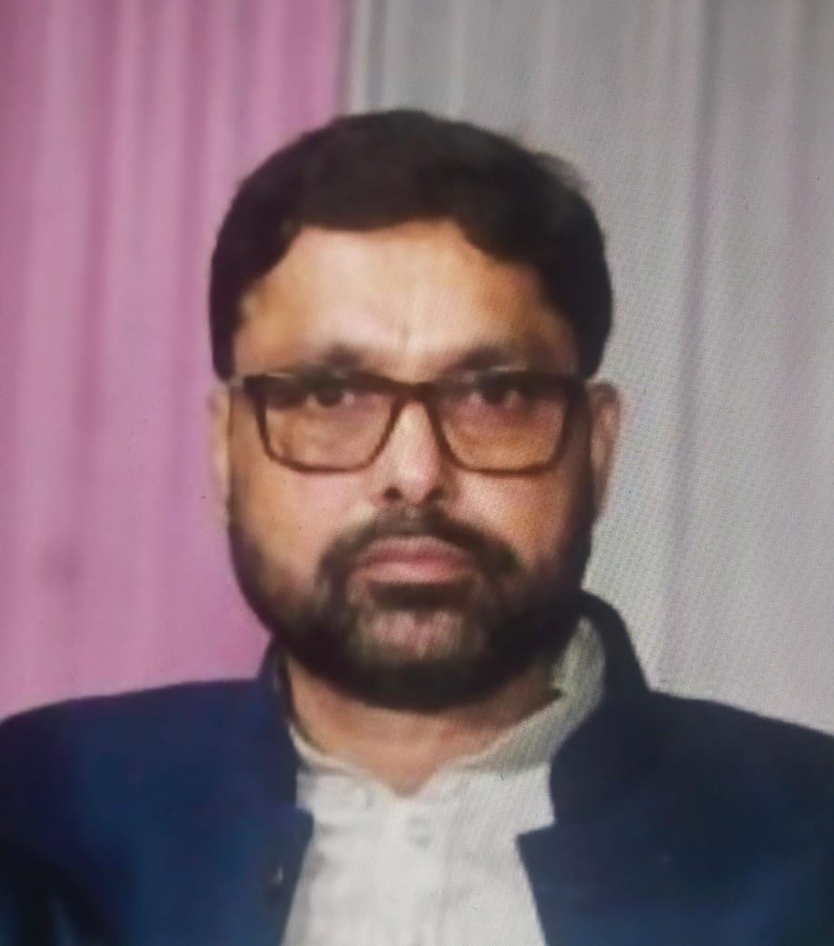 फोटो- 30- दिबियापुर में रात के समय हाइटगेज के लिए होती वेल्डिंग। संवाद