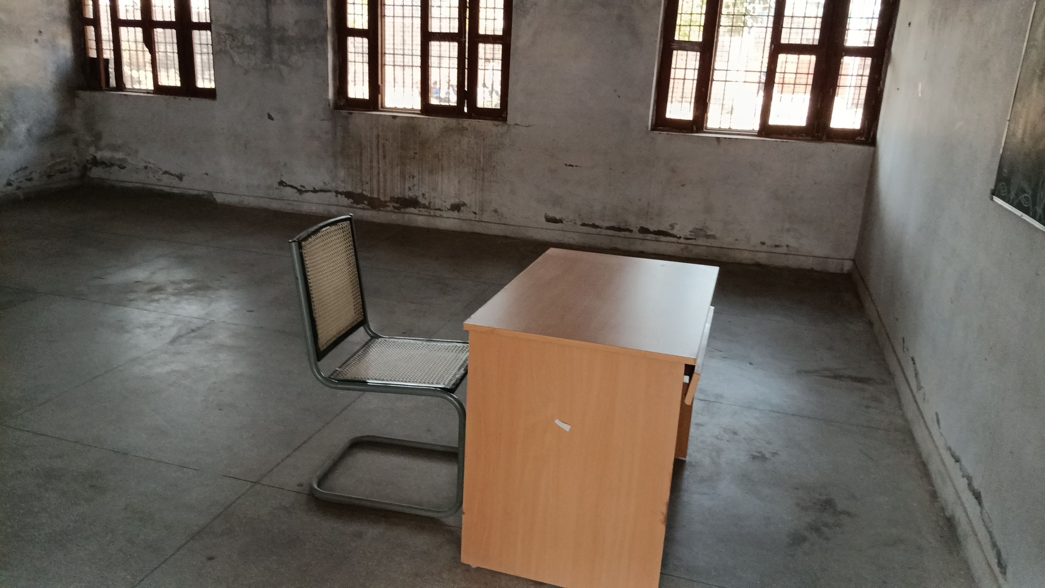 फोटो संख्या:53 स्कूल में टूटे पड़े दरवाजे। संवाद फोटो संख्या:53 स्कूल में टूटे पड़े दरवाजे। संवाद