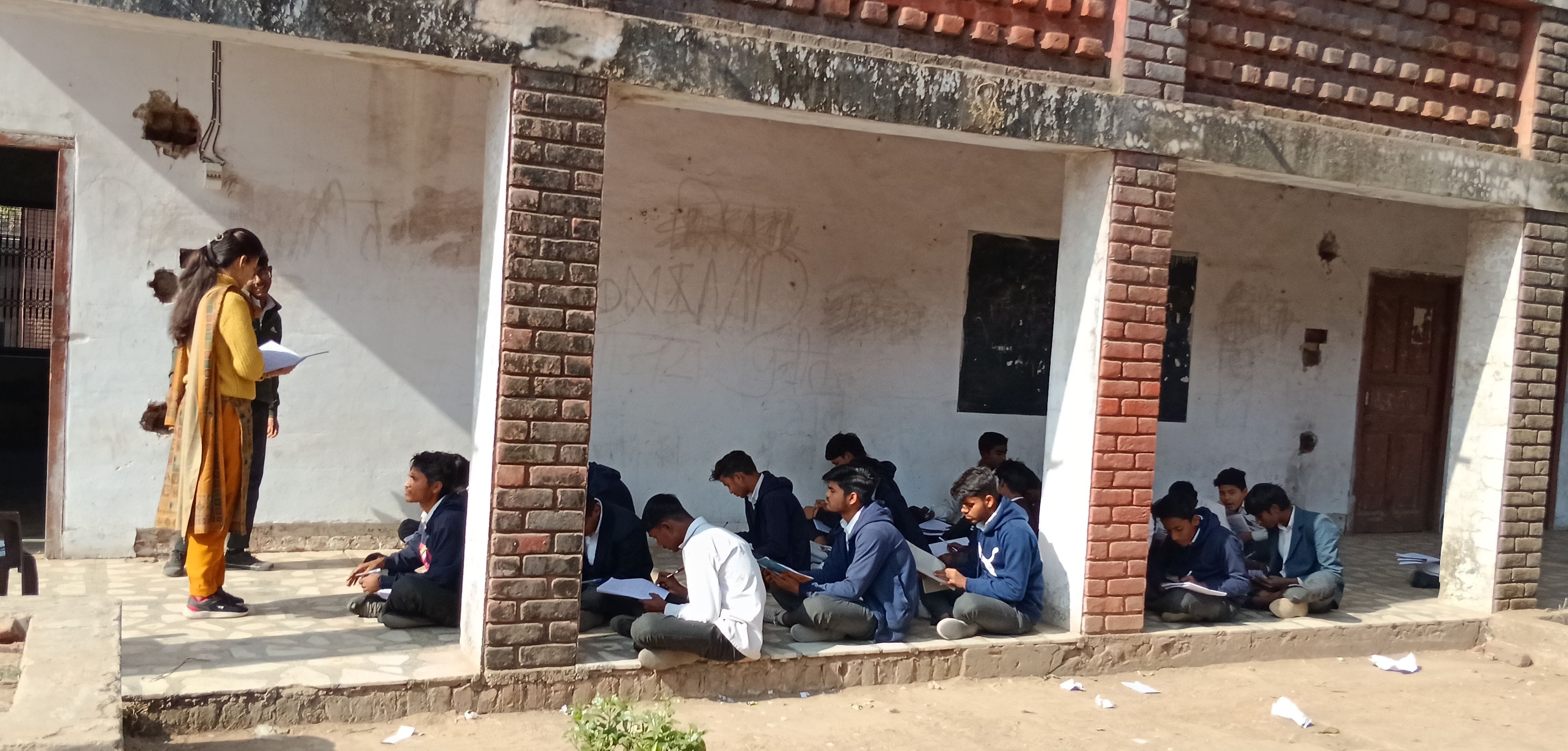 फोटो संख्या:53 स्कूल में टूटे पड़े दरवाजे। संवाद फोटो संख्या:53 स्कूल में टूटे पड़े दरवाजे। संवाद