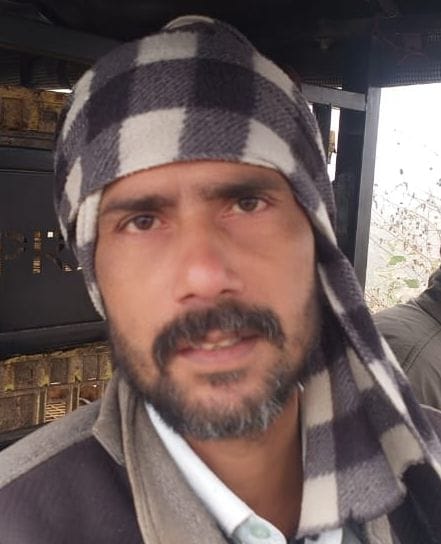 फोटो06अमरपुर काली नदी पुल  के पास मिट्टी ढहने से सड़क किनारे हुआ गड्ढा। संवाद