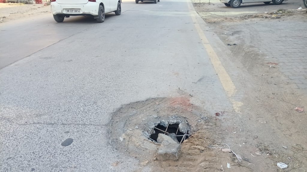 फतेहाबाद के एसबीआई रोड केकिनारे खुले पड़े होल। संवाद