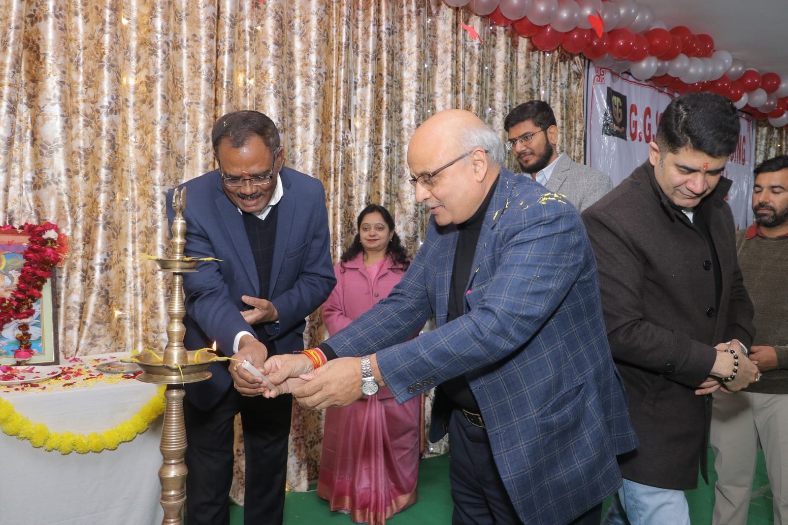 हाथों में कैंडल लेकर नर्सिंग छात्रों ने ली सेवा व समर्पण की शपथ एवं दीप प्रचलित करते मुख्य अतिथ हाथों में कैंडल लेकर नर्सिंग छात्रों ने ली सेवा व समर्पण की शपथ एवं दीप प्रचलित करते मुख्य अतिथ