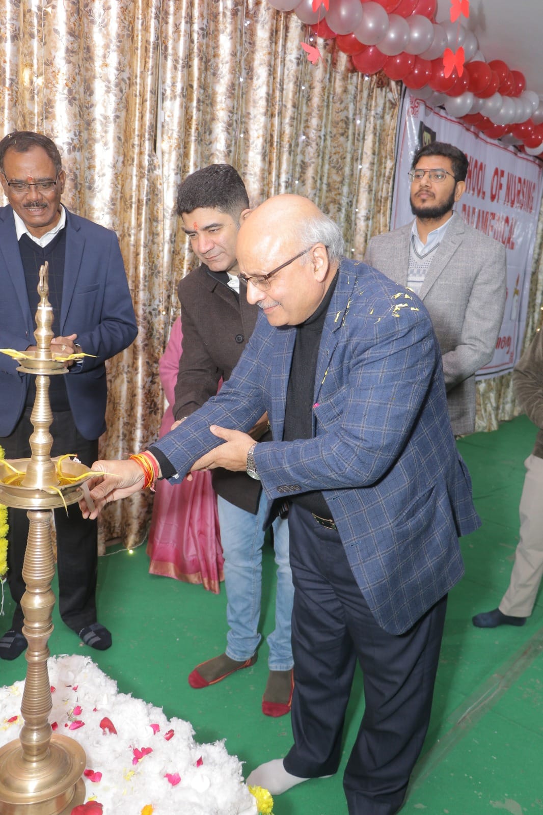 हाथों में कैंडल लेकर नर्सिंग छात्रों ने ली सेवा व समर्पण की शपथ एवं दीप प्रचलित करते मुख्य अतिथ हाथों में कैंडल लेकर नर्सिंग छात्रों ने ली सेवा व समर्पण की शपथ एवं दीप प्रचलित करते मुख्य अतिथ