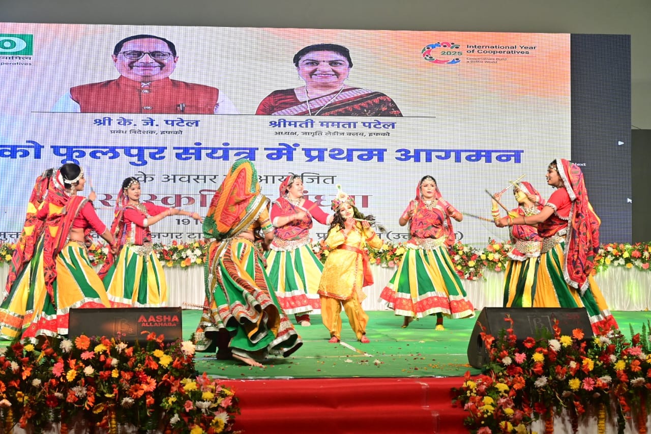 इफको फूलपुर इकाई में प्रबंध निदेशक केजे पटेल को सम्मानित करते अधिकारीगण। इफको फूलपुर इकाई में प्रबंध निदेशक केजे पटेल को सम्मानित करते अधिकारीगण।