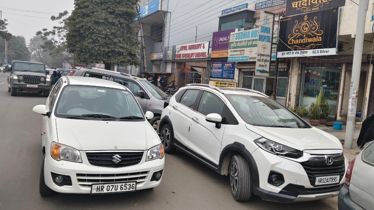 ईएसआई अस्पताल के पास नर्सिंग होने के सामने सड़क पर खड़े वाहन।संवाद