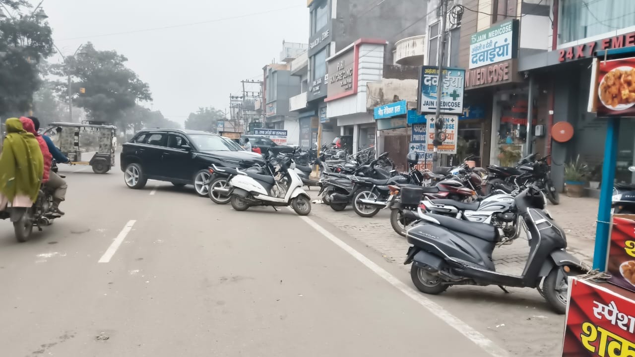 ईएसआई अस्पताल के पास नर्सिंग होने के सामने सड़क पर खड़े वाहन।संवाद