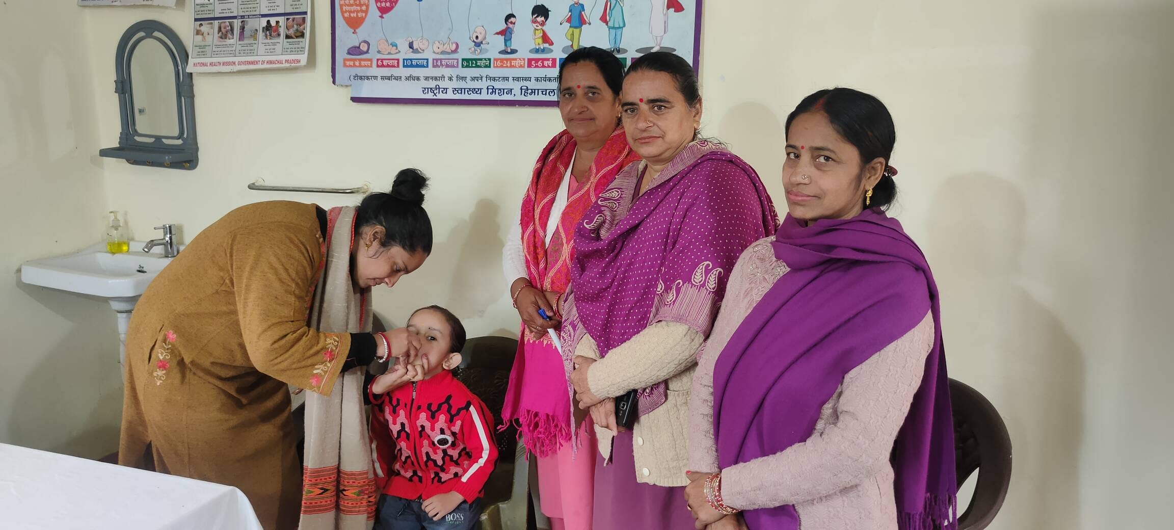 जिला अस्पताल में बच्चे को पोलियो बूंद पिलाते उपायुक्त। स्रोत: डीपीआरओ