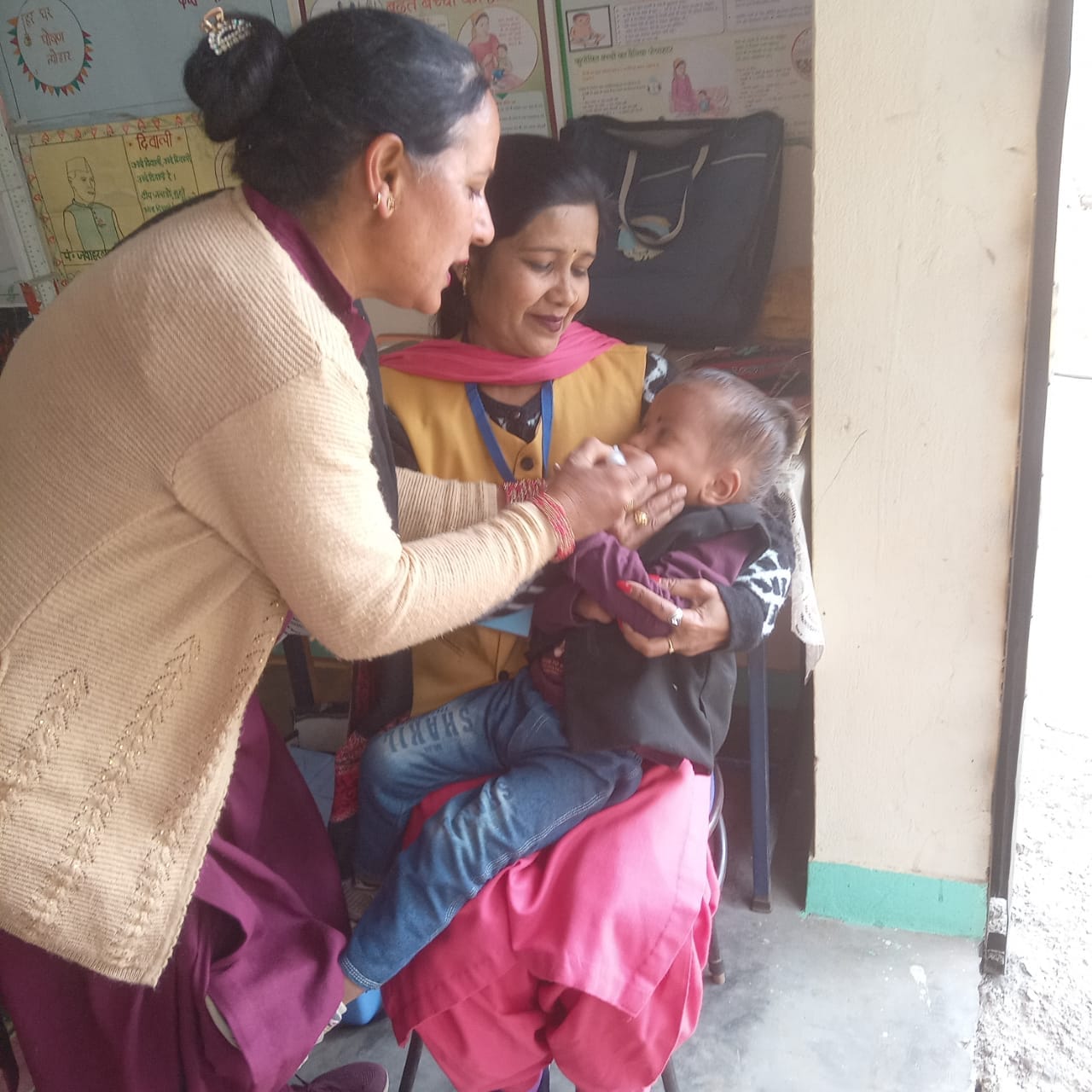 जिला अस्पताल में बच्चे को पोलियो बूंद पिलाते उपायुक्त। स्रोत: डीपीआरओ