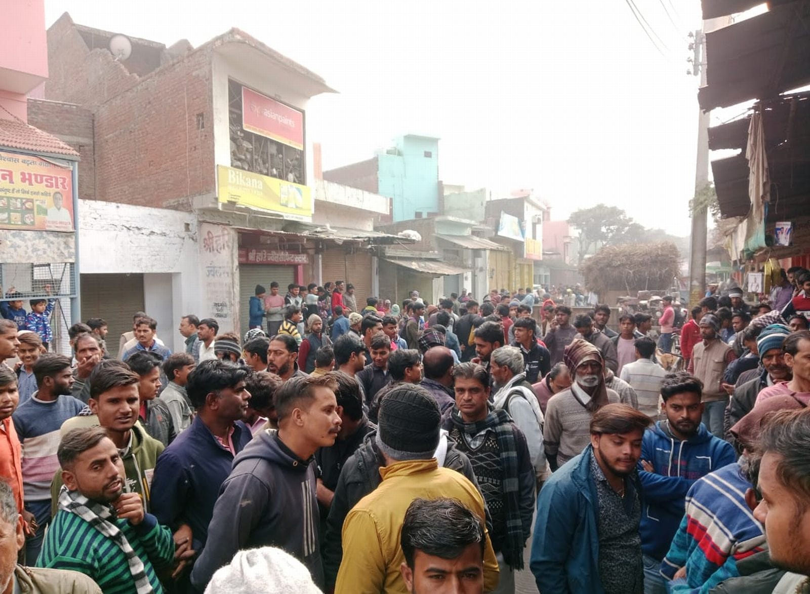 जाम लगाने को सड़क पर खड़े किए तख्त। संवाद जाम लगाने को सड़क पर खड़े किए तख्त। संवाद