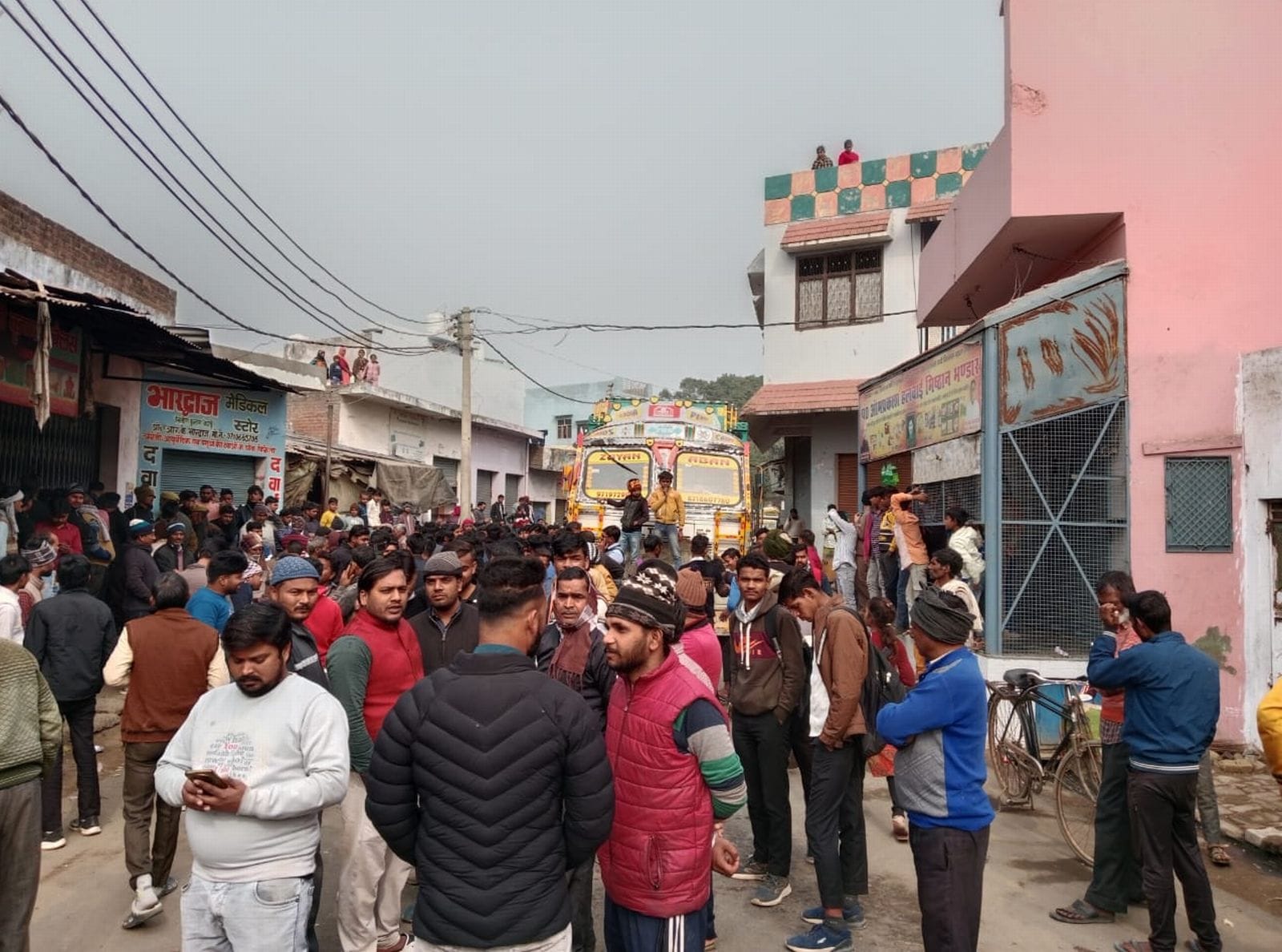 जाम लगाने को सड़क पर खड़े किए तख्त। संवाद जाम लगाने को सड़क पर खड़े किए तख्त। संवाद