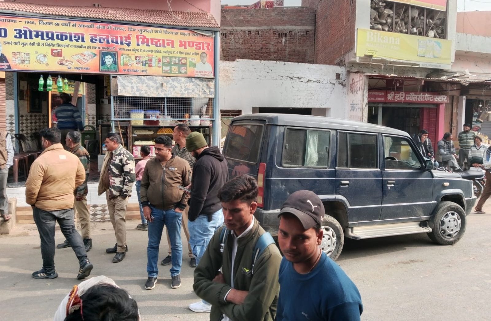 जाम लगाने को सड़क पर खड़े किए तख्त। संवाद जाम लगाने को सड़क पर खड़े किए तख्त। संवाद