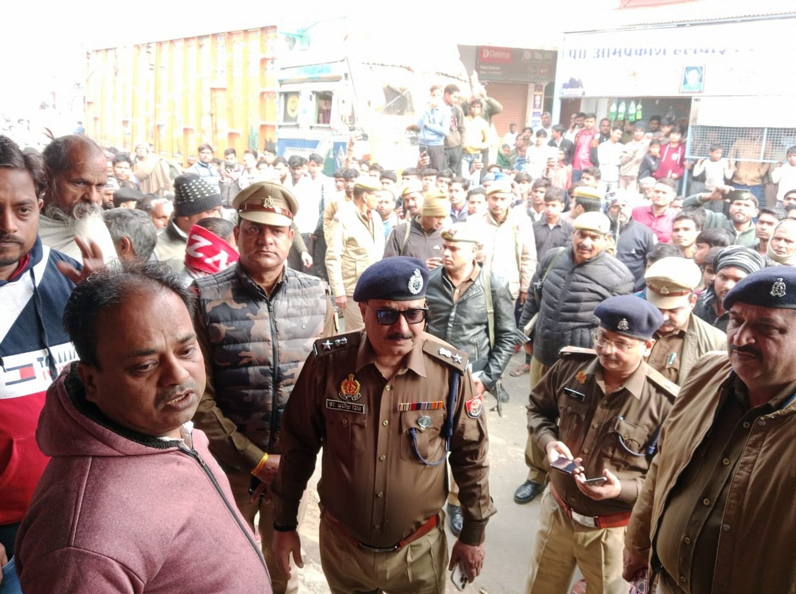 जाम लगाने को सड़क पर खड़े किए तख्त। संवाद जाम लगाने को सड़क पर खड़े किए तख्त। संवाद