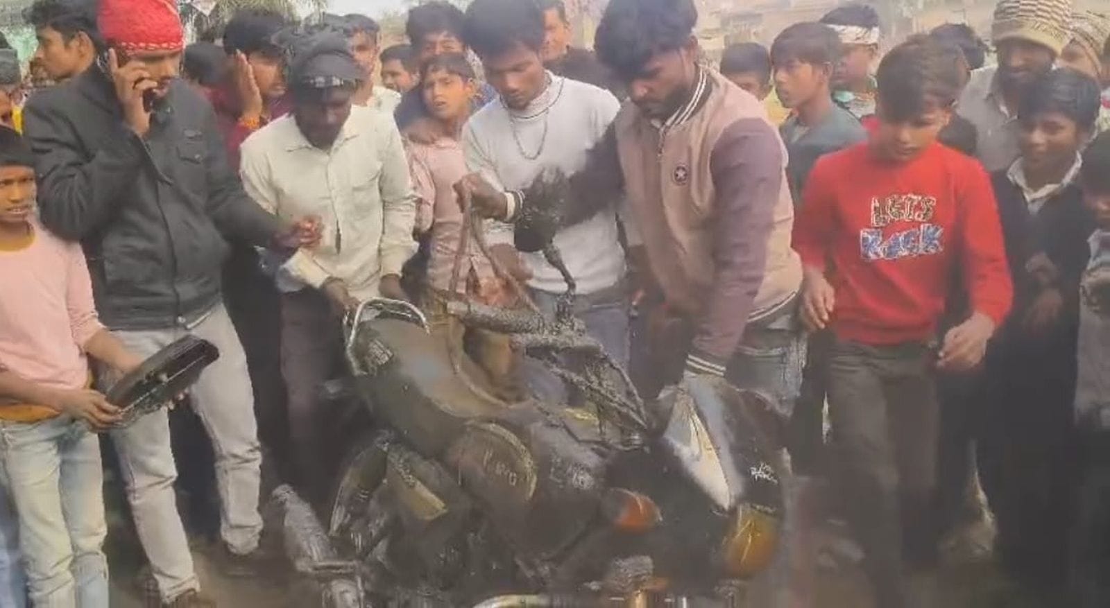 जाम लगाने को सड़क पर खड़े किए तख्त। संवाद जाम लगाने को सड़क पर खड़े किए तख्त। संवाद