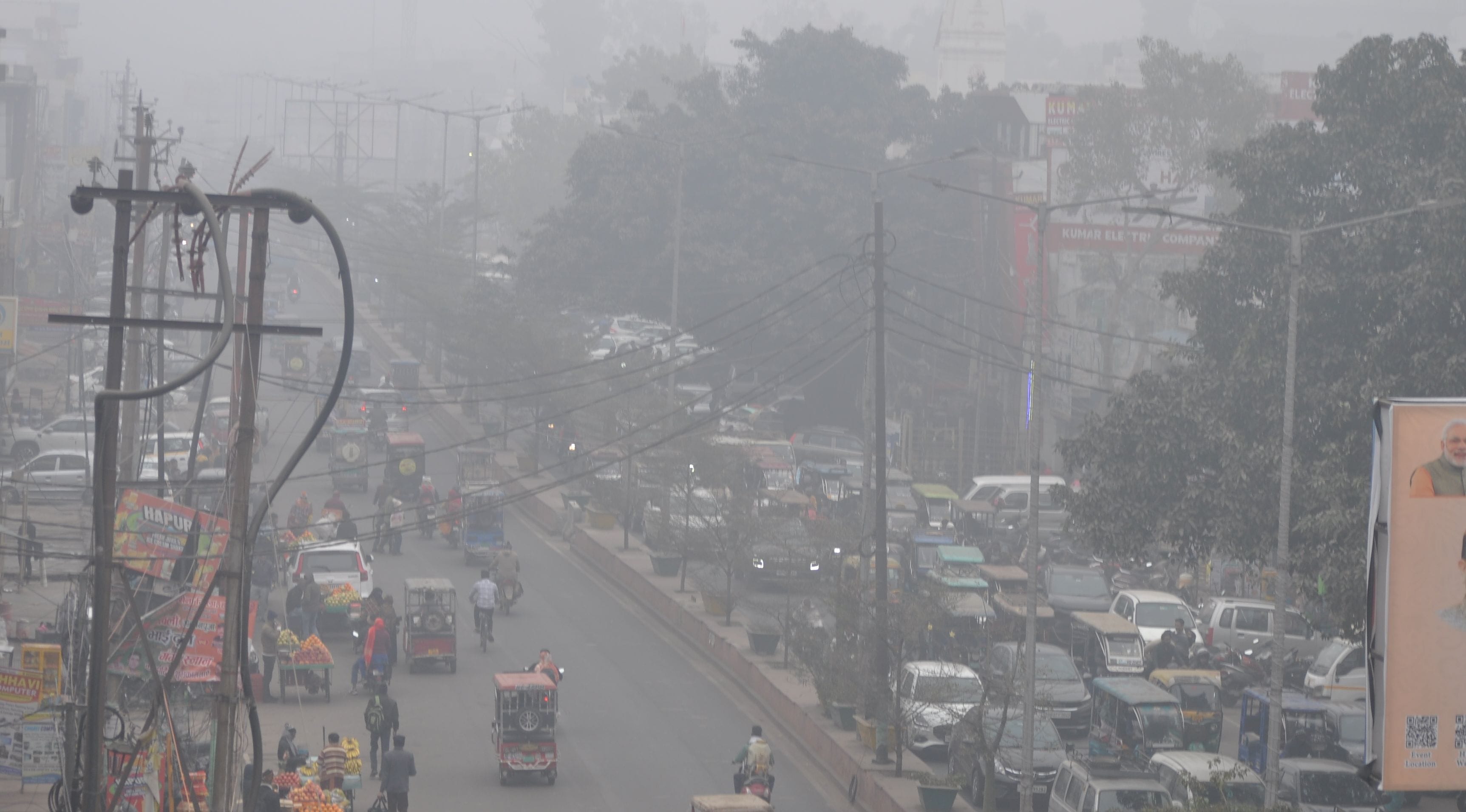 कोहरे में ढके एक कालोनी के मकान। संवाद