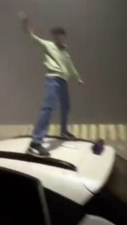 ककरा पुल की रेलिंग पर खड़े युवक ने बनवाई रील। स्रोत: वीडियो ग्रेब