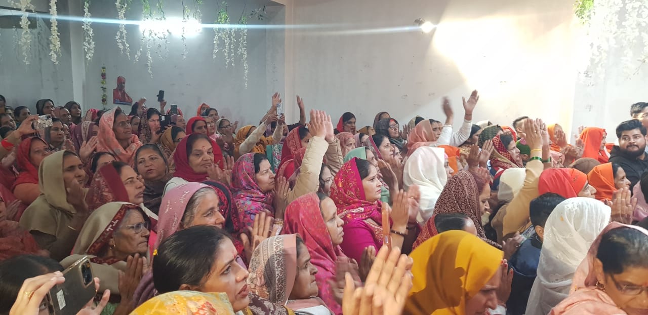 कुरुक्षेत्र। जगत गुरु ब्रह्मानंद के बारे में अवगत करवाते हुए देवी मत्रीय आनंद। संवाद कुरुक्षेत्र। जगत गुरु ब्रह्मानंद के बारे में अवगत करवाते हुए देवी मत्रीय आनंद। संवाद