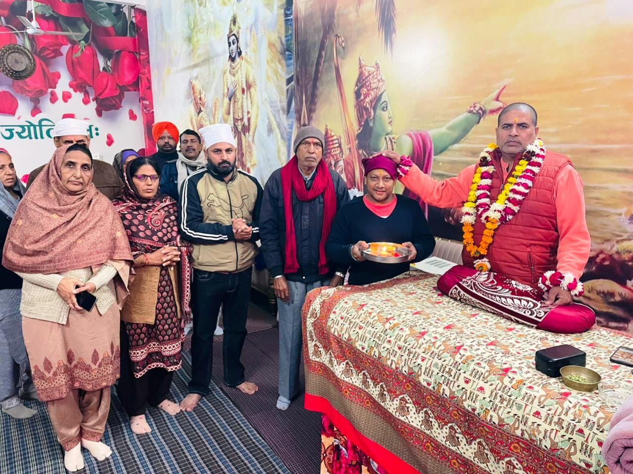 कुरुक्षेत्र। श्रद्धालुओं के साथ महंत राजेंद्र पुरी। विज्ञप्ति कुरुक्षेत्र। श्रद्धालुओं के साथ महंत राजेंद्र पुरी। विज्ञप्ति