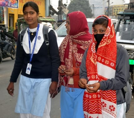 कड़ाके की ठंड में कांपती हुई जाती छात्रा। संवाद