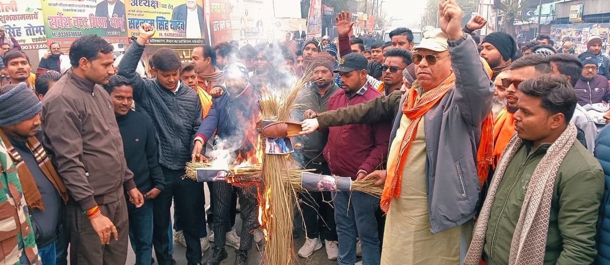 खिरनीबाग चौराहा पर प्रदर्शन करते हिन्दू युवा वाहिनी के पदाधिकारी। स्रोत: संगठन