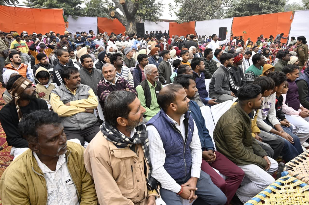 लाडवा। गांव प्रलाहदपुर में  मुख्यमंत्री नायब सैनी का स्वागत करती बुजुर्ग महिला। डीआईपीआरओ