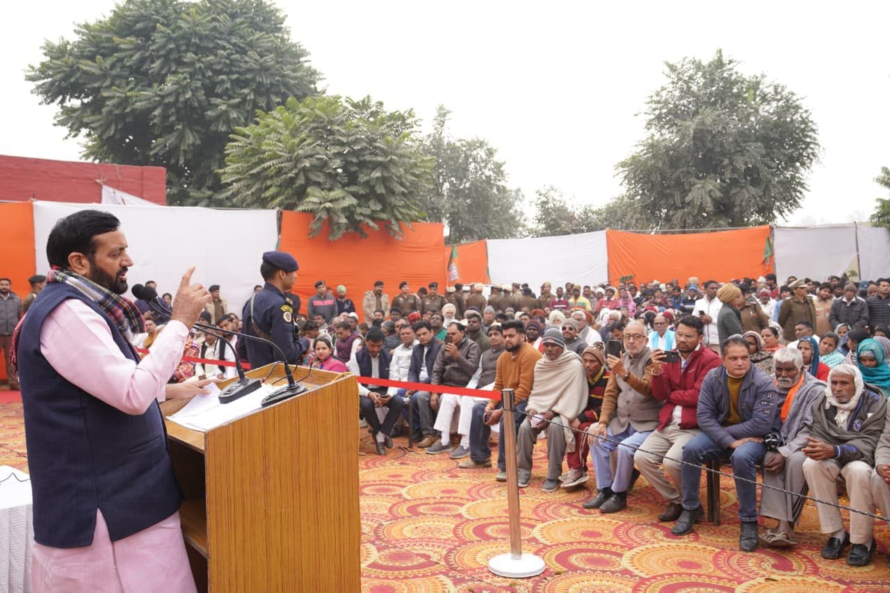 लाडवा। गांव प्रलाहदपुर में  मुख्यमंत्री नायब सैनी का स्वागत करती बुजुर्ग महिला। डीआईपीआरओ