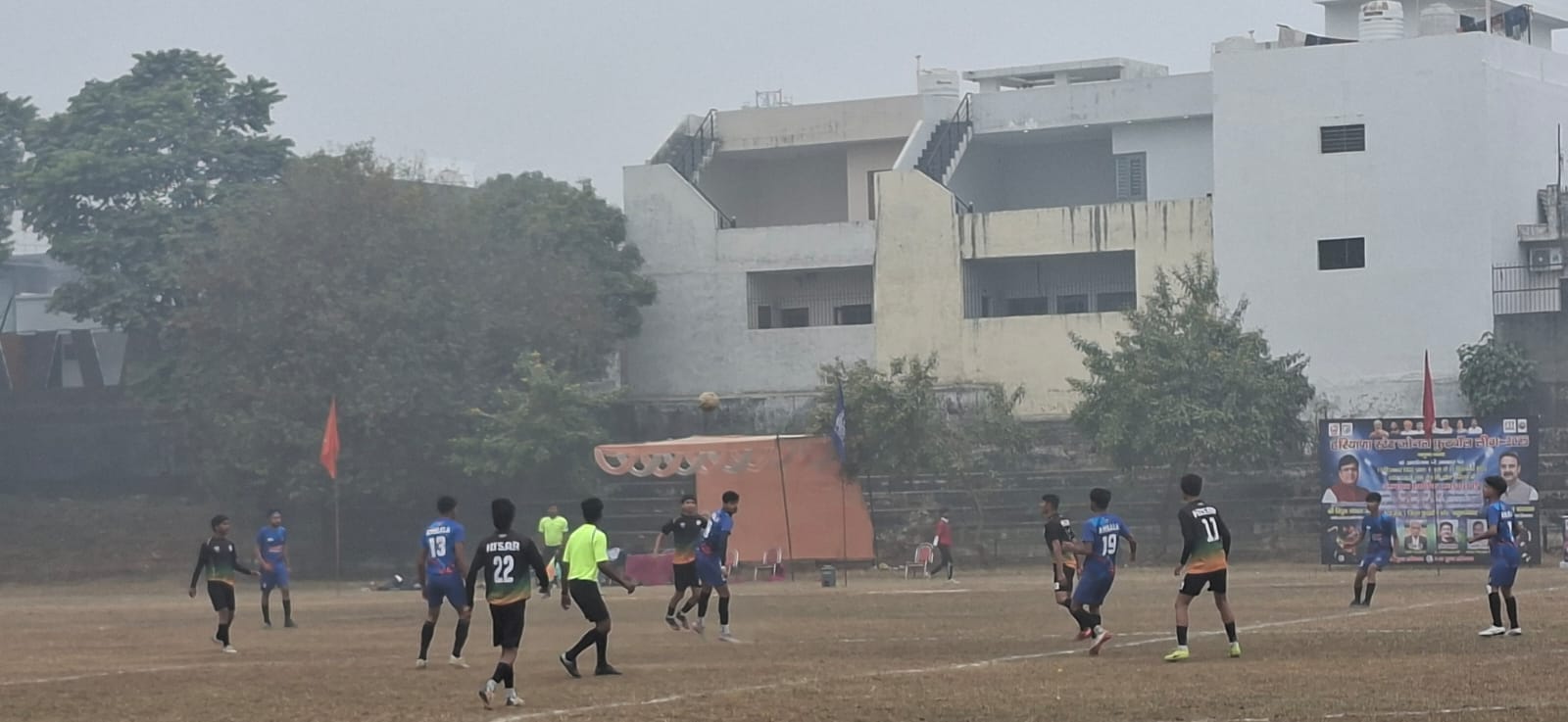 मैच के के दौरान फुटबॉल के पीछे भागते खिलाड़ी। संवाद मैच के के दौरान फुटबॉल के पीछे भागते खिलाड़ी। संवाद