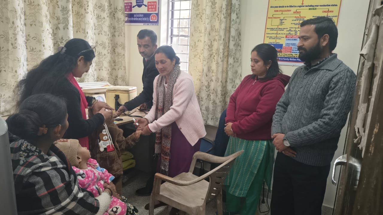 मेडिकल कॉलेज में पोलियो बूथ पर उपायुक्त प्रियंका वर्मा की बेटी को दवा पिलातीं स्वास्थ्य कर्मी। 