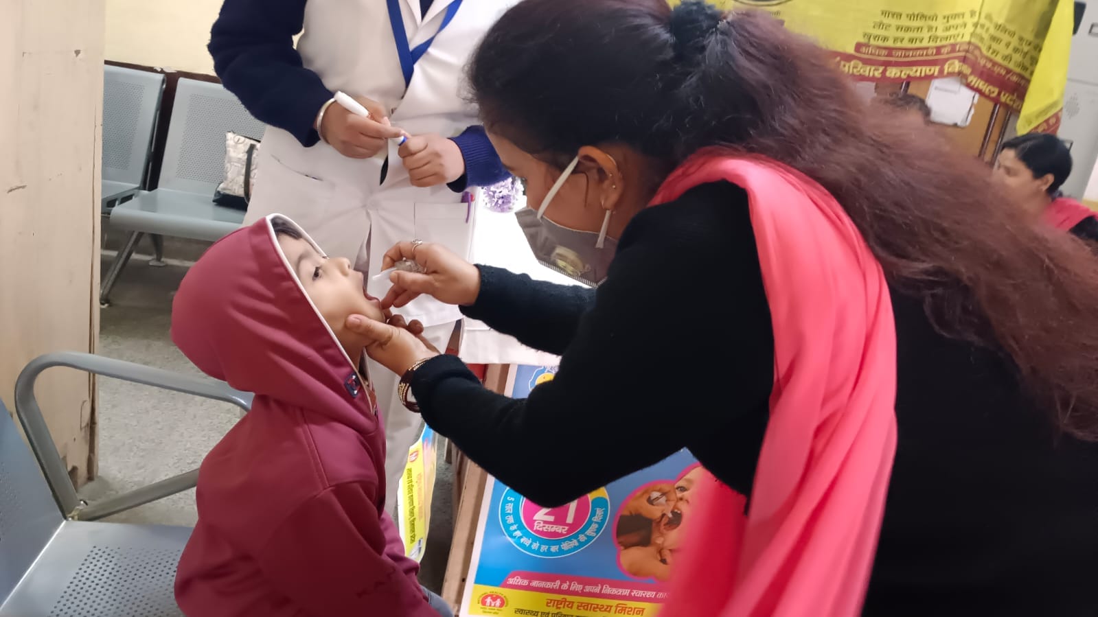 मेडिकल कॉलेज में पोलियो बूथ पर उपायुक्त प्रियंका वर्मा की बेटी को दवा पिलातीं स्वास्थ्य कर्मी। 